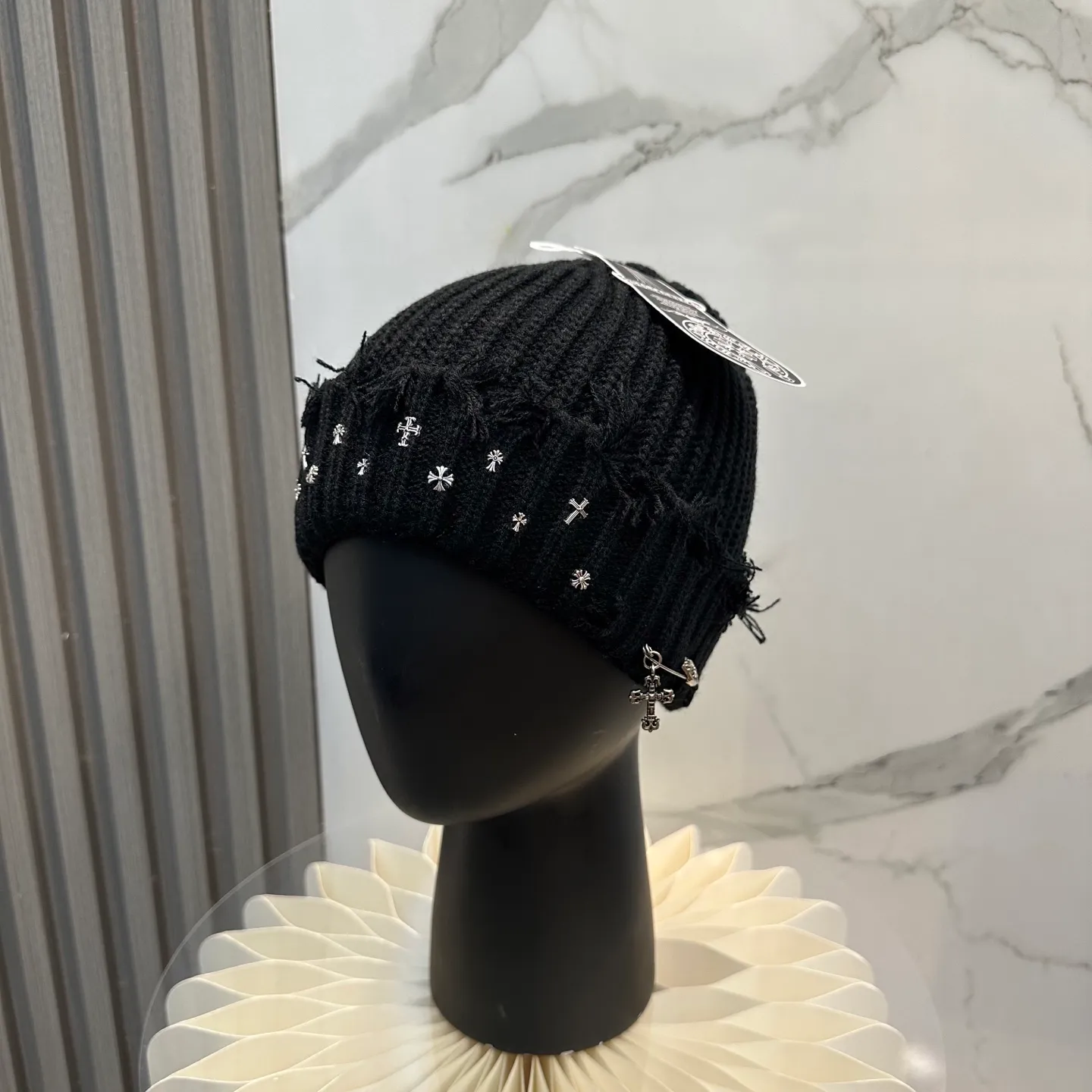 P70 🤍Chrome hearts new autumn and winter cross knitted hat🧶 One of the must-have hats in autumn and winter~ It really looks good on whoever wears it~, it is also a perfect match in black and white and gray in autumn~